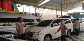 Jasa Transportasi Purwokerto Seorang pelanggan senang mengendarai mobil Rental Mobil Purwokerto Lepas Kunci di Purwokerto